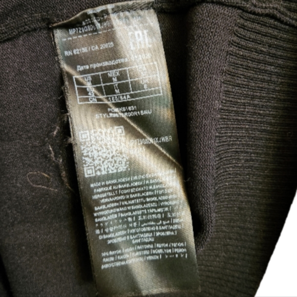 Guess sweater with Rhinestones size medium - Picture 4 of 5